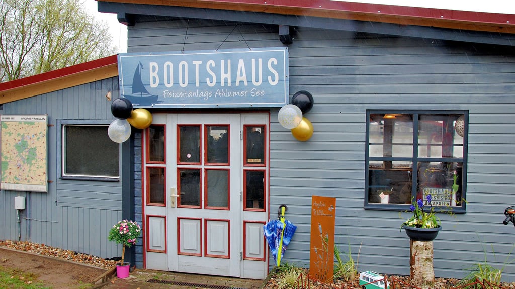 Nachdem Pächterin Tanja Poppe ihren Vertrag für das Bootshaus zum Jahresende 2025 gekündigt hatte, hat die Gemeinde schnell eine neue Betreiberin gefunden. Angelika Strußenberg-Jankowski wird das Lokal im April unter dem Namen „Bootshaus ZurSeezeit“ neu eröffnen.