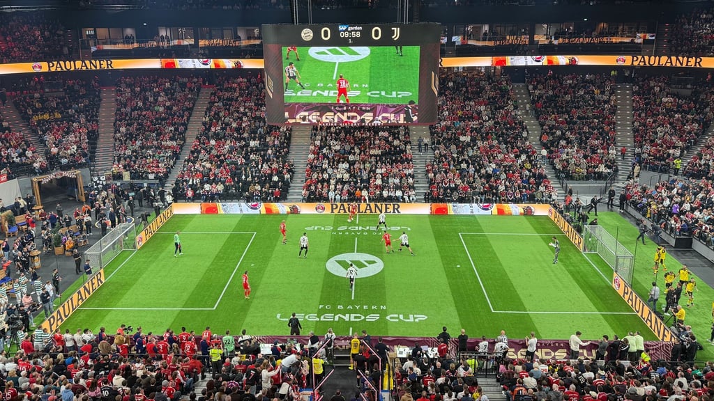 Budenzauber mit Fußball-Legenden wie Arjen Robben und Franck Ribéry (rote Trikots) in München.