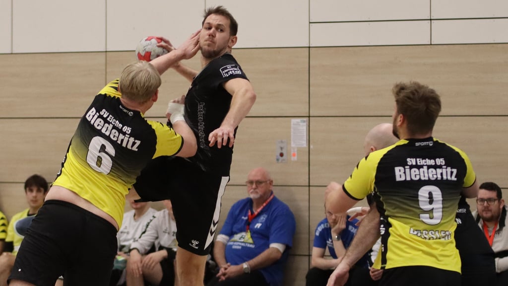 Niklas Zimnick (Mitte) und dem HV Rot-Weiss Staßfurt II gelang die Revanche gegen Biederitz.