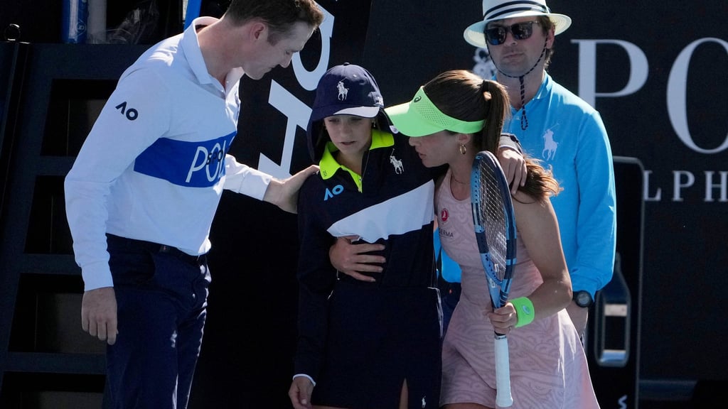 Ein Ballmädchen hat bei den Australian Open einen Schwächeanfall erlitten.