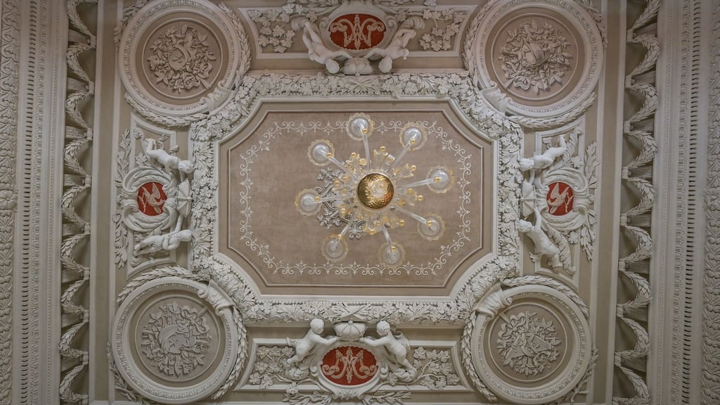 Blick auf die Stuckdecke im Gemach der Herzogin Maria Amalia im Schloss Moritzburg.