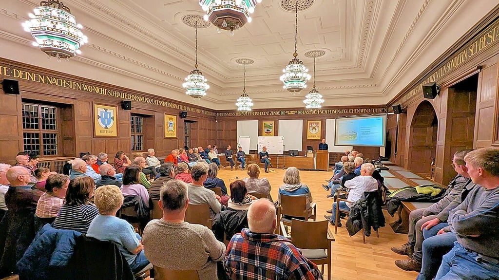 Der Merseburger Ratssaal war am Donnerstagabend voll. 