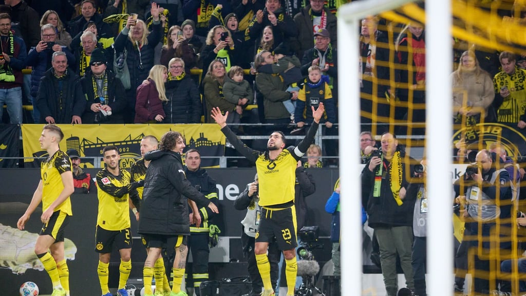 BVB-Kapitän Emre scheint sich bei höheren Mächten für die effiziente BVB-Ausbeute zu bedanken