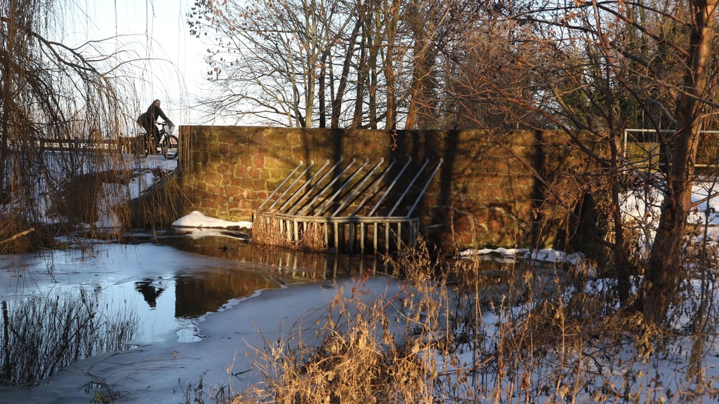 Die Brücke über den Mühlengraben in Jersleben soll durch ein neues Bauwerk ersetzt werden. Die Gelder sind bereits da, nun erfolgt die Planung.
