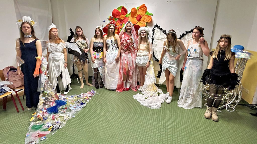 Aus Folien, Stoffresten und Alltagsmaterialien entstehen individuelle Kostüme von 11. Klässlern des Heinrich-Heine-Gymnasiums.