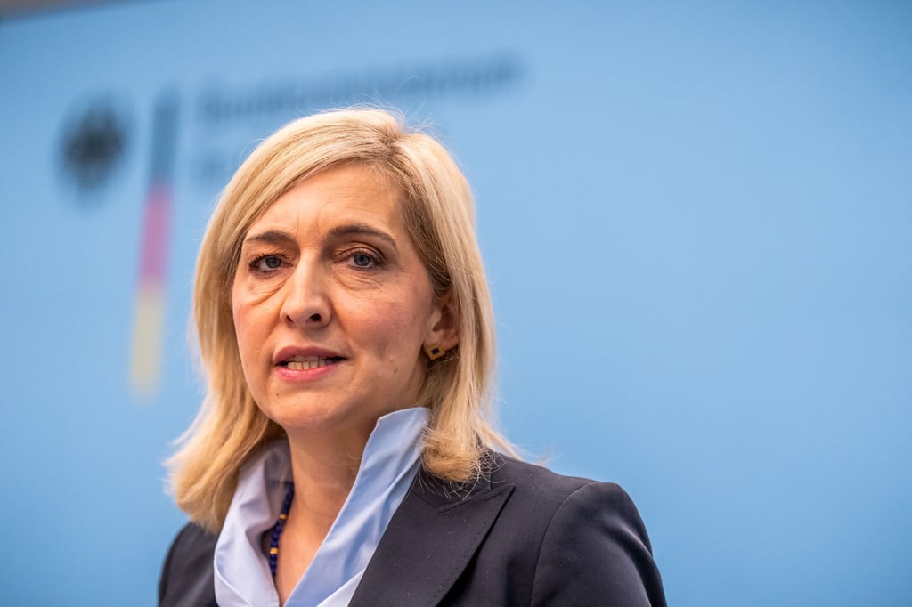 „Zur Wahrheit gehört aber auch, dass die niedrigschwellige Möglichkeit der telefonischen Krankschreibung missbräuchlich ausgenutzt werden kann“, sagte Warken. (Archivbild)