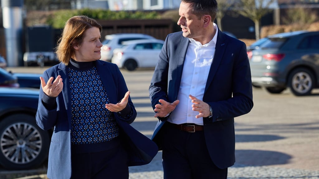 Niedersachsens Regierungschef Olaf Lies tauscht sich vor der Klausur mit seiner Stellvertreterin Julia Willie Hamburg aus.