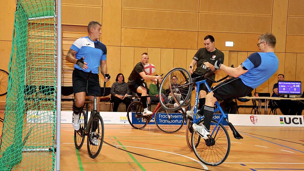 Eric Haedicke  (mitte) trifft nach einem Eckball ins Netz.