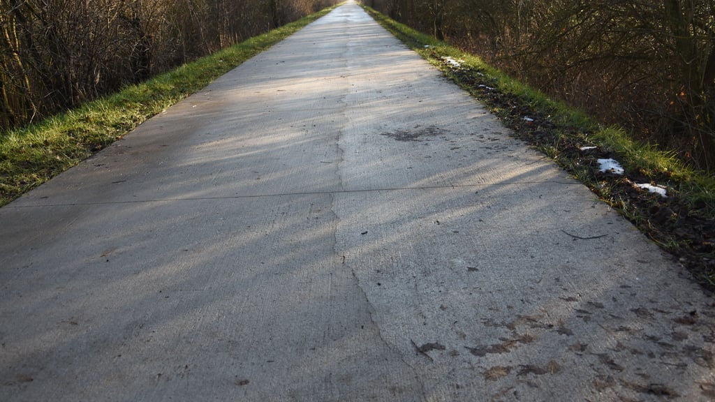 Für jeden sichtbar: Beim Radweg zwischen Kalbe und Bismark liegt etwas im Argen.