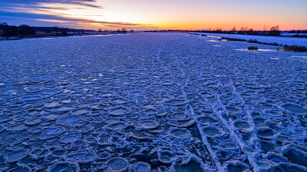 Eisschollen auf der Oder. Im Tagesverlauf kommt die Sonne raus. (Archivbild)