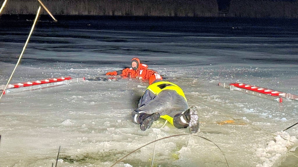 Ist eine Person im Eis eingebrochen, zählen Ruhe und Sicherheit. Die Retter nähern sich bäuchlings der Unfallstelle im Gehrenteich. 