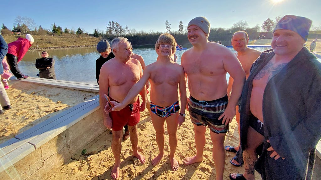 Vor seinem Auftritt im Salzlandtheater machte Wigald Boning (Vierter von rechts, mit Fellmütze) Station in Staßfurts Strandsolbad.