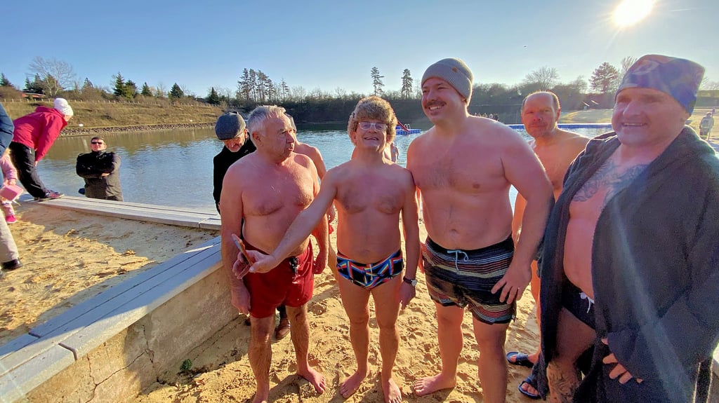 Vor seinem Auftritt im Salzlandtheater machte Wigald Boning (Vierter von rechts, mit Fellmütze) Station in Staßfurts Strandsolbad.