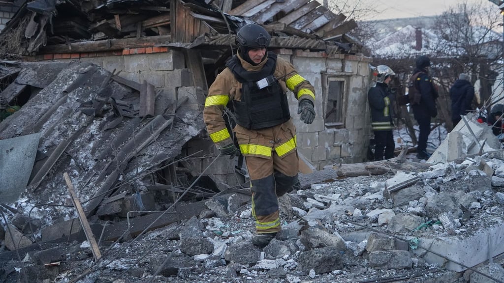 Russische Bomben trafen ein Viertel mit Einfamilienhäusern in Charkiw.
