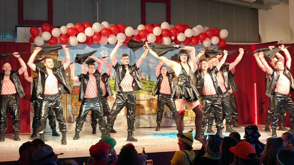 Das Männerballett faszinierte mit Rihannas „Umbrella".