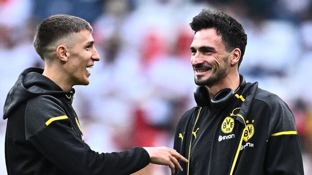 Nico Schlotterbeck (l) und Mats Hummels waren Abwehrkollegen bei Borussia Dortmund. (Archivbild)