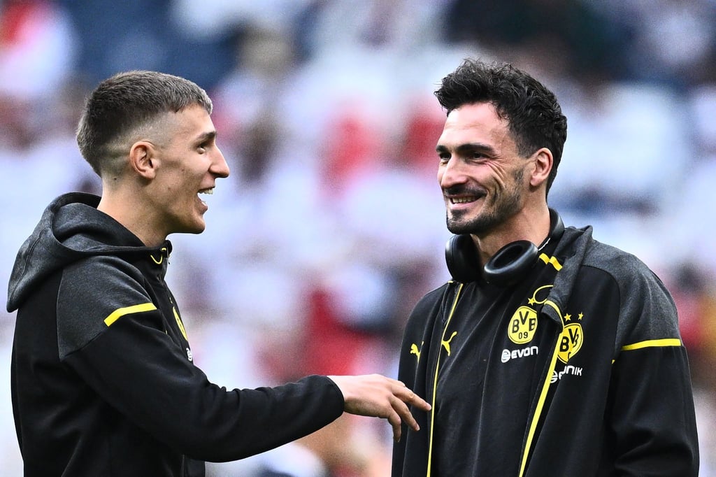 Nico Schlotterbeck (l) und Mats Hummels waren Abwehrkollegen bei Borussia Dortmund. (Archivbild)