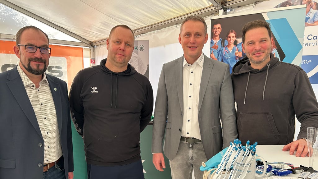 Bürgermeister Kay Gericke, René Pinske, Schirmherr Tino Hermann und Marco Abel auf der ersten Jobmesse in Gerwisch.