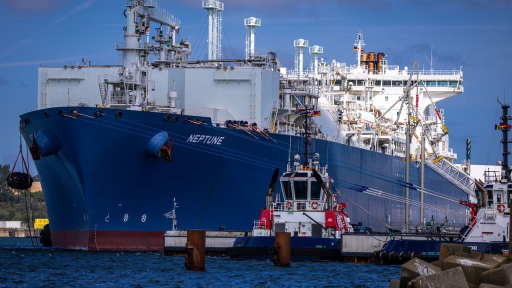 Der Betreiber des deutschen LNG-Terminals an der Ostsee klagt nach eigenen Angaben gegen Beihilfen für die staatliche Betreiberfirma, die Terminals an der Nordsee betreibt. (Archivbild)