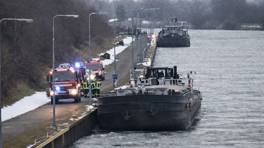 Einsatz am Mittellandkanal: Die Feuerwehr Calvörde, Haldensleben und Eimersleben sowie weitere Einsatzkräfte sichern ein Gütermotorschiff an der Anlegestelle, nachdem es zu einem Wassereinbruch im Maschinenraum gekommen war. 