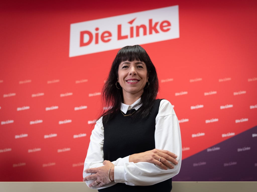 Linke-Spitzenkandidatin Elif Eralp erwartet von der Partei in Neukölln, sich im Wahlkampf auf soziale Themen zu konzentrieren. (Archivbild)
