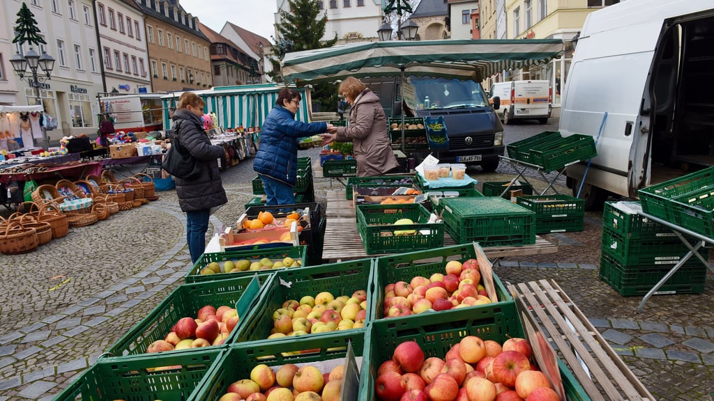 Roswitha Einecke aus Kelbra steht seit 22 Jahren auf dem Eisleber Wochenmarkt und bietet Obst und Gemüse sowie frische Eier an.