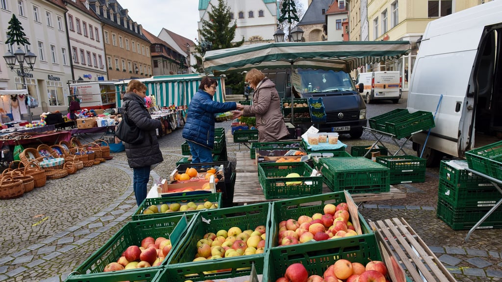 Roswitha Einecke aus Kelbra steht seit 22 Jahren auf dem Eisleber Wochenmarkt und bietet Obst und Gemüse sowie frische Eier an.