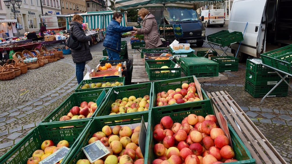 Roswitha Einecke aus Kelbra steht seit 22 Jahren auf dem Eisleber Wochenmarkt und bietet Obst und Gemüse sowie frische Eier an.