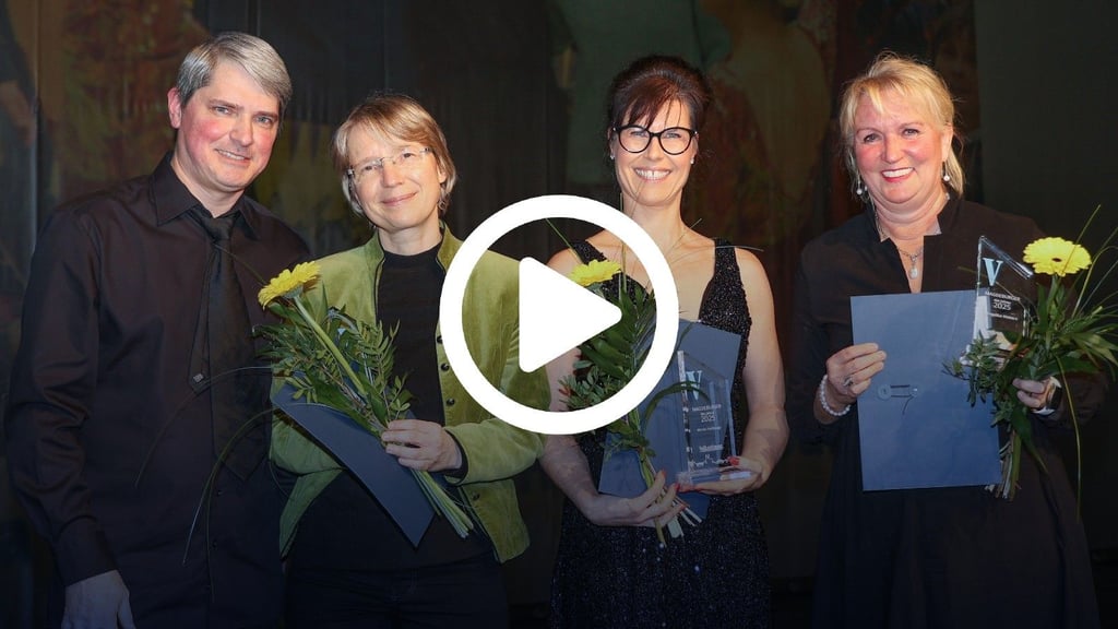 Redakteur Stefan Harter hielt die Laudatio auf Sandra Eichler, Nicole Halfpaap und Angelika Wolters von der Inklusiven Tanzshow (von links). Für diese wurden sie von den Volksstimme-Lesern als Magdeburgerinnen des Jahres 2025 ausgezeichnet.