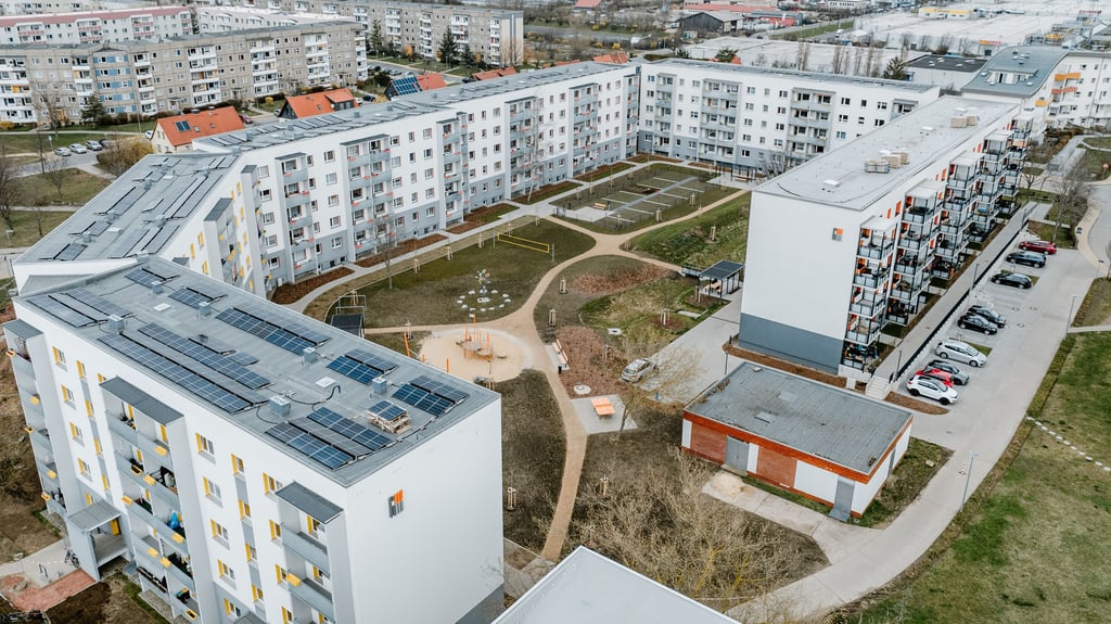 Blick auf den Klimagarten zwischen energetisch sanierten Wohnblöcken im Wernigeröder Stadtfeld: Inzwischen sind auch auf dem Dach des Walther-Grosse-Rings 22-25  Photovoltaik-Module installiert.