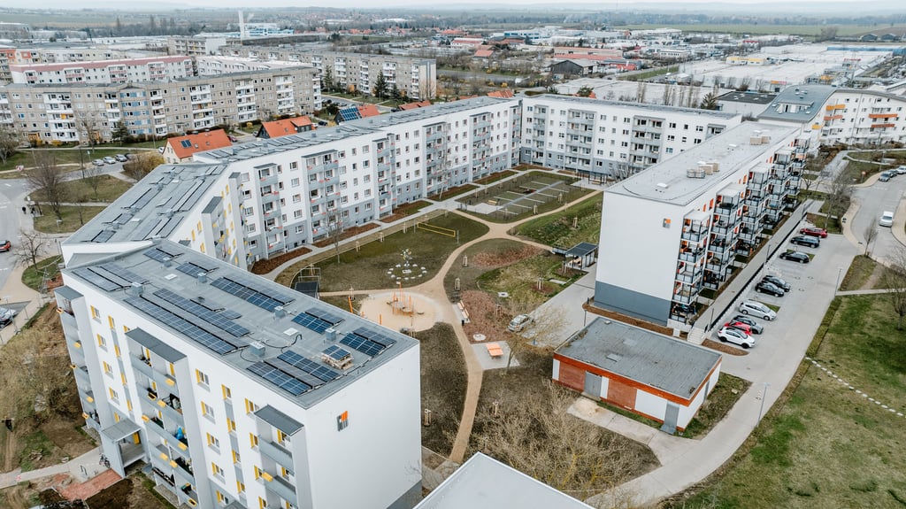 Blick auf den Klimagarten zwischen energetisch sanierten Wohnblöcken im Wernigeröder Stadtfeld: Inzwischen sind auch auf dem Dach des Walther-Grosse-Rings 22-25  Photovoltaik-Module installiert.