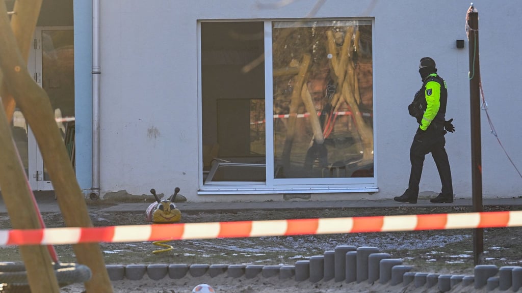 Ein Kind stirbt in einer Berliner Kita bei einem Unfall.