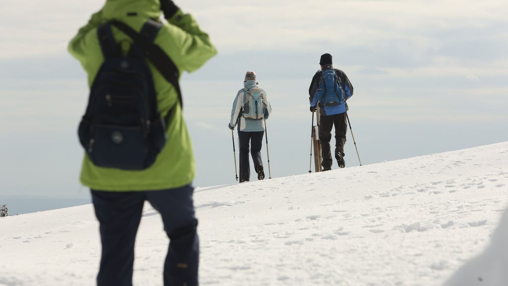 Sollen auch bei unwirschem Wetter warm und trocken halten: Outdoor-Hosen, -Jacken & Co.