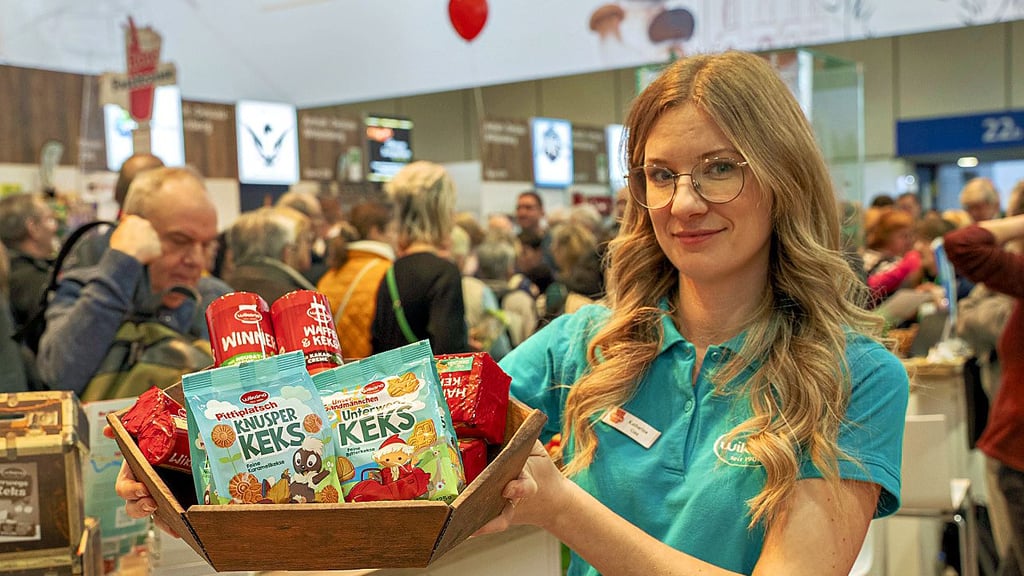 Katharina Gau zeigt die neuen Produkte von Wikana.