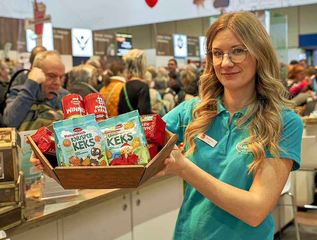 Katharina Gau zeigt die neuen Produkte von Wikana.