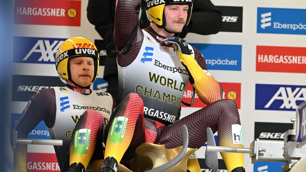 Die Rennrodel-Weltmeister Hannes Orlamünder (r) und Paul Gubitz (l) fehlen bei den Winterspielen in Italien. (Archivbild)