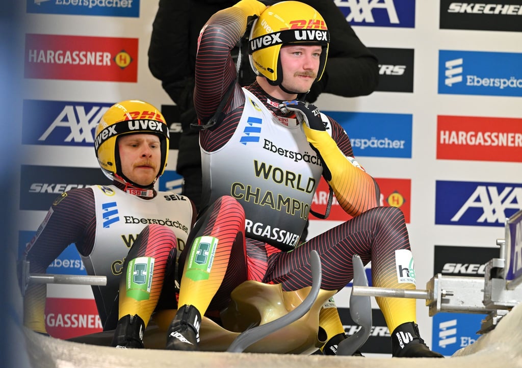 Die Rennrodel-Weltmeister Hannes Orlamünder (r) und Paul Gubitz (l) fehlen bei den Winterspielen in Italien. (Archivbild)