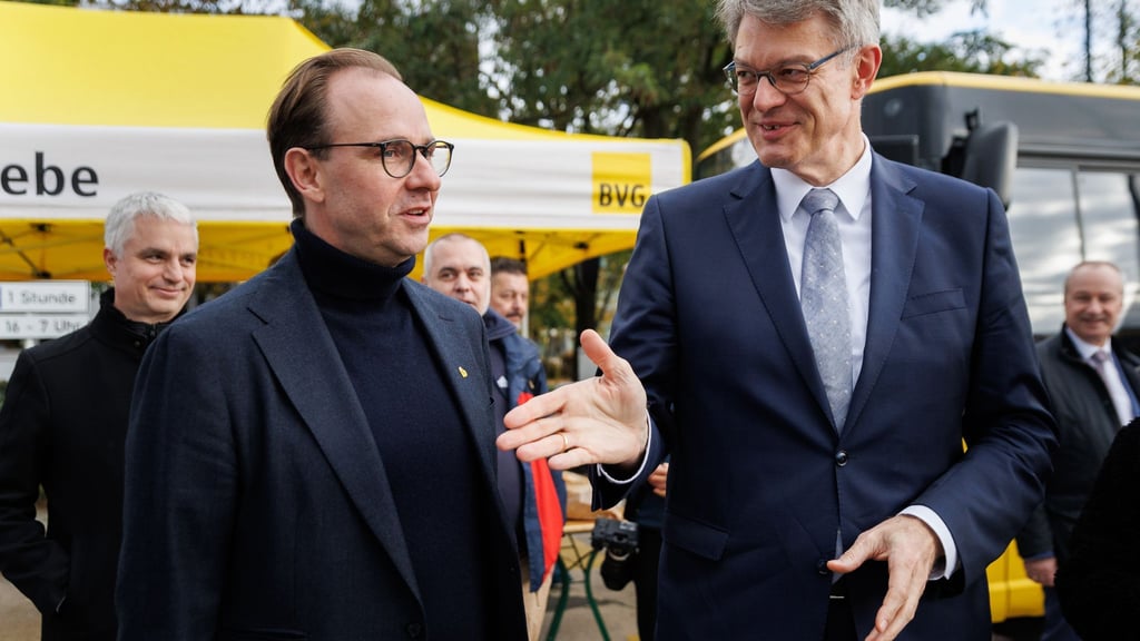 BVG-Chef Falk(l) und Bundesverkehrsminister Schnieder stellen fahrerlose Shuttles vor, die im öffentlichen Nahverkehr unterwegs sein sollen. (Archivbild)