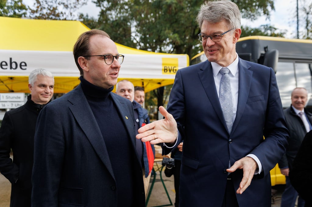 BVG-Chef Falk(l) und Bundesverkehrsminister Schnieder stellen fahrerlose Shuttles vor, die im öffentlichen Nahverkehr unterwegs sein sollen. (Archivbild)