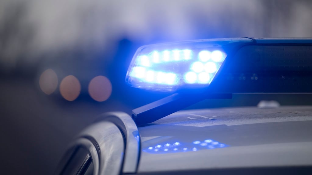 Beamte der Polizei haben den Unfall aufgenommen. (Symbolbild)