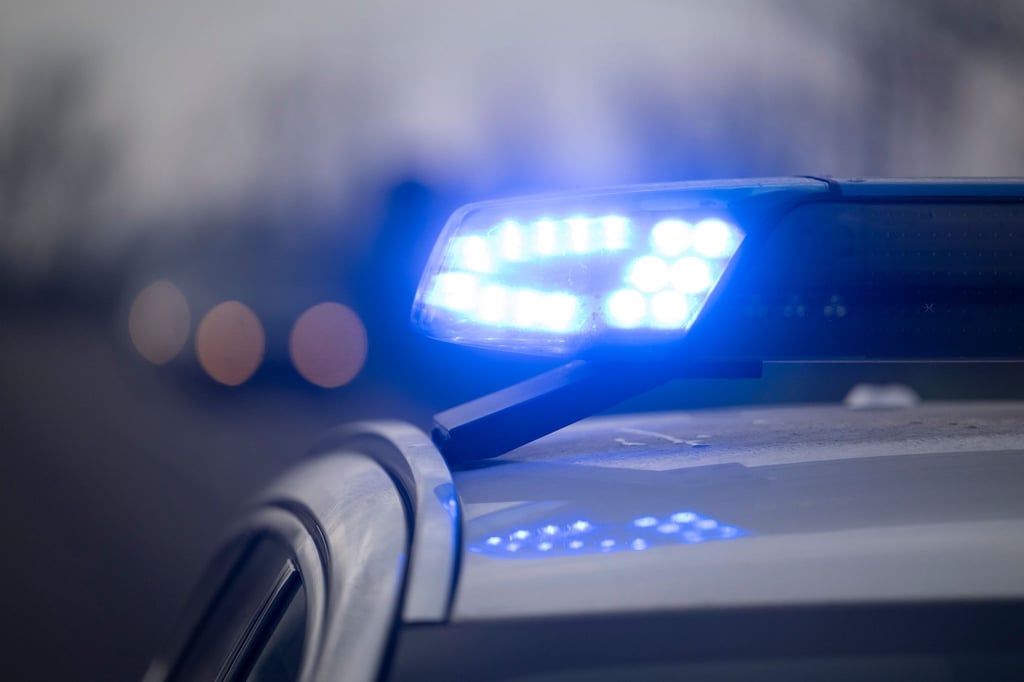 Beamte der Polizei haben den Unfall aufgenommen. (Symbolbild)