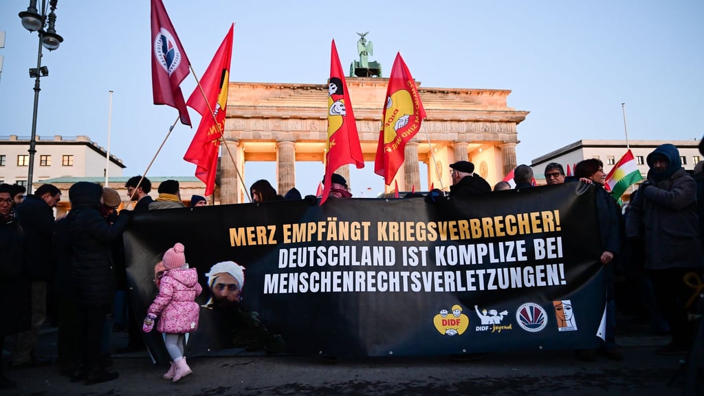 Demonstration gegen Syriens Präsidenten am Brandenburger Tor in Berlin.