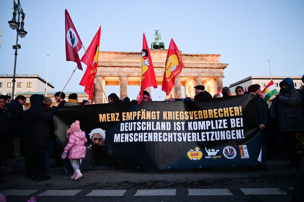 Demonstration gegen Syriens Präsidenten am Brandenburger Tor in Berlin.