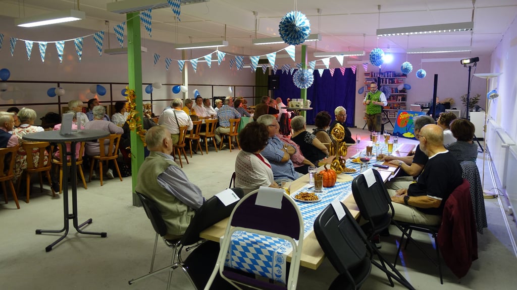 Der Verein „Werderaner Freunde“ mit über 100 Mitgliedern trifft sich regelmäßig – etwa zu gemeinsamen Veranstaltungen wie dem Oktoberfest.