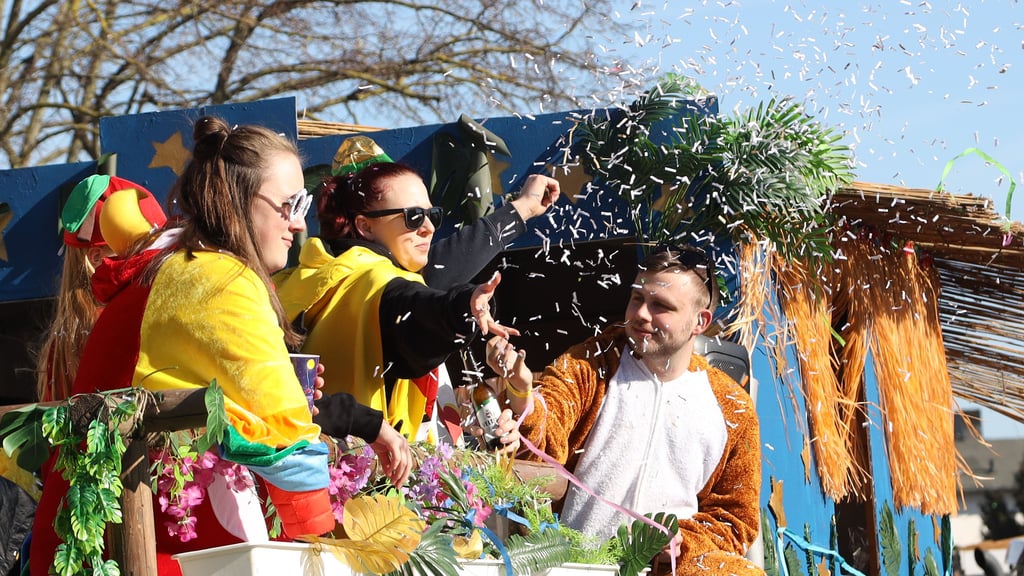 Mit über 20 Wagen, dutzenden von Fußtruppen und insgesamt etwa 700 Teilnehmern war der Rosenmontagsumzug im Februar 2025 durch Groß Ammensleben gerauscht. 