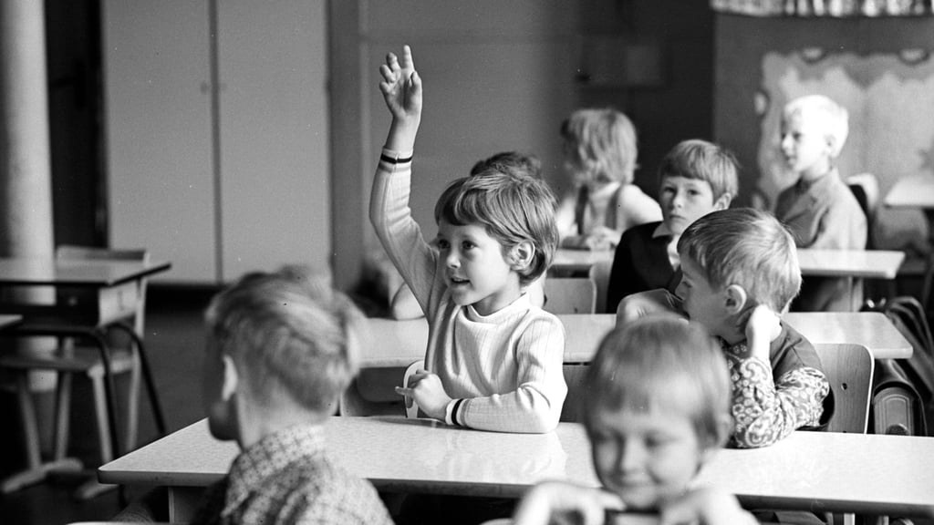 Unterricht in der DDR bedeutete mehr als Mathematik und Deutsch. Schule sollte erziehen und auf den Staat vorbereiten.