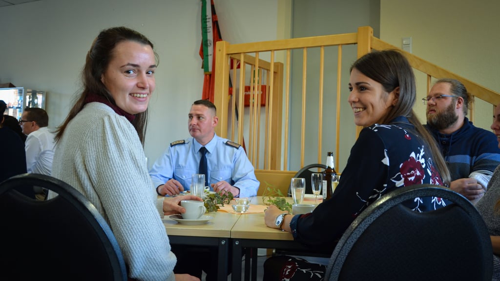 Zu den Gästen gehören auch außerdem die neue Leiterin des Hortes in Weferlingen, Iris Steckhan (l.), sowie die neue Leiterin der Kindertagesstätte, Julia Nagelmüller (r.)