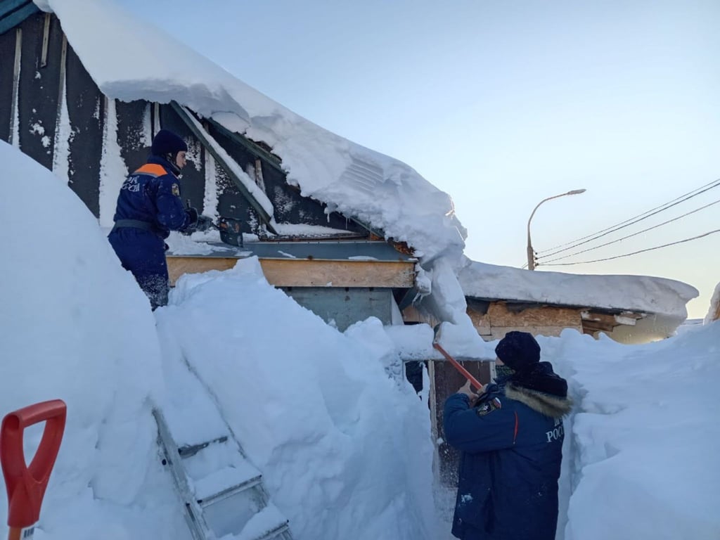 Einsatzkräfte kämpfen auf der fernöstlichen Halbinsel Kamtschatka gegen die Schneemassen.