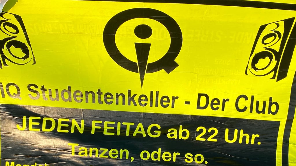 Plakat mit Werbung für eine Partylocation, wie sie aktuell in vielen Straßen Genthins zu finden sind. 