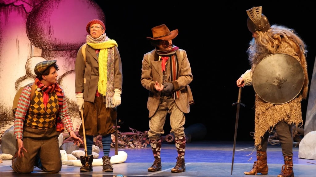 Wurden von ihrem Onkel auf eine abenteuerliche Reise zum Mittelpunkt der Erde geschickt (v.l.): Alexandra (Jorien Gradenwitz), Vincent (Vincent Göhre), Alexander (Alexander Schumann). Dort angekommen, treffen sie auf den Ur-Ur-Ur-Ur-Ahn ihres Onkels (Andrej Kaminsky).